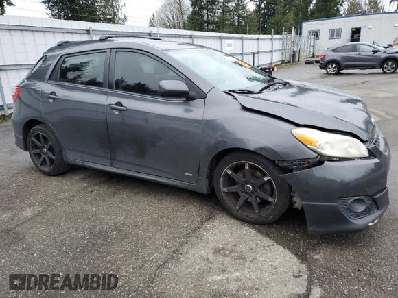 2009 Toyota Matrix S z VIN 2T1LE40E39C005200, wystawiony jako Copart lot #50124745 z przebiegiem 179 951 mil mil oraz Szkoda całkowita • Salvage title. Historia ofert i sprzedaży dostępna na DreamBid. Obrazek 4.