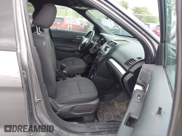 2017 Ford Police Interceptor Utility z VIN 1FM5K8ARXHGD26446, wystawiony jako IAAI lot #42779736 z przebiegiem 133 865 mil mil oraz . Historia ofert i sprzedaży dostępna na DreamBid. Obrazek 5.