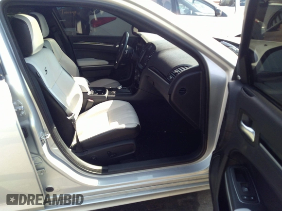 2020 Chrysler 300 S z VIN 2C3CCABGXLH103516, wystawiony jako IAAI lot #41918657 z przebiegiem 88 521 mil mil oraz . Historia ofert i sprzedaży dostępna na DreamBid. Obrazek 5.