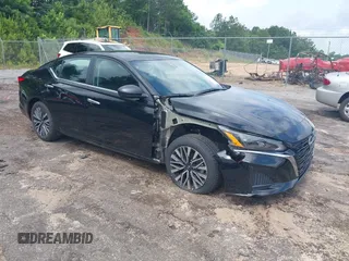 2025 Nissan Altima SV z VIN 1N4BL4DV9SN375653, wystawiony jako IAAI lot #42509470 z przebiegiem 6 362 mil mil oraz . Historia ofert i sprzedaży dostępna na DreamBid. Obrazek 1.