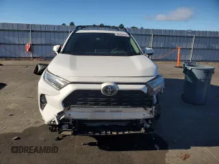 2019 Toyota RAV4 XLE with VIN JTMW1RFV4KD021007, listed as a Copart auction lot 82208754 with 96,998 mi miles and Salvage Title. Bid and sale history available at carsss.com. Image 5.