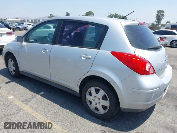 2009 Nissan Versa S z VIN 3N1BC13E19L355632, wystawiony jako IAAI lot #42444365 z przebiegiem 167 792 mil mil oraz . Historia ofert i sprzedaży dostępna na DreamBid. Obrazek 3.