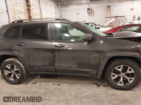 2014 Jeep Cherokee Trailhawk with VIN 1C4PJMBS2EW231813, listed as a IAAI auction lot 41664287 with 128,893 mi miles. Bid and sale history available at carsss.com. Image 13.