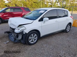 2009 Nissan Versa S z VIN 3N1BC13E69L401312, wystawiony jako IAAI lot #42317938 z przebiegiem 86 095 mil mil oraz . Historia ofert i sprzedaży dostępna na DreamBid. Obrazek 2.