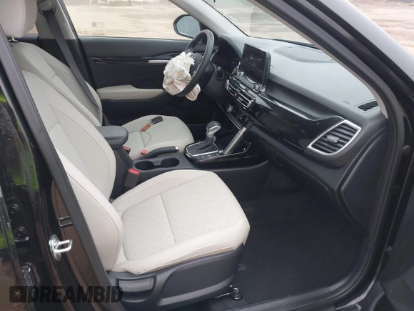 2023 Kia Seltos EX z VIN KNDERCAA9P7468220, wystawiony jako IAAI lot #38660032 z przebiegiem 13 077 mil mil oraz . Historia ofert i sprzedaży dostępna na DreamBid. Obrazek 5.