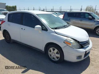 2008 Nissan Versa S z VIN 3N1BC13E38L370180, wystawiony jako IAAI lot #42304049 z przebiegiem 174 079 mil mil oraz . Historia ofert i sprzedaży dostępna na DreamBid. Obrazek 1.
