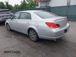 2007 Toyota Avalon XL z VIN 4T1BK36BX7U177246, wystawiony jako IAAI lot #42264311 z przebiegiem 183 324 mil mil oraz . Historia ofert i sprzedaży dostępna na DreamBid. Obrazek 3.