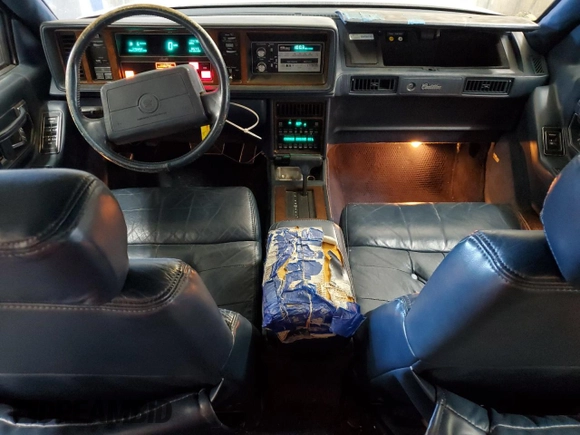 1991 Cadillac Seville z VIN 1G6KS53B2MU809384, wystawiony jako Copart lot #77185134 z przebiegiem 134 769 mil mil oraz Szkody całkowita. Historia ofert i sprzedaży dostępna na DreamBid. Obrazek 8.
