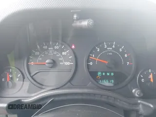 2008 Jeep Wrangler Unlimited X z VIN 1J4GA39148L560004, wystawiony jako IAAI lot #42523657 z przebiegiem 116 619 mil mil oraz . Historia ofert i sprzedaży dostępna na DreamBid. Obrazek 7.