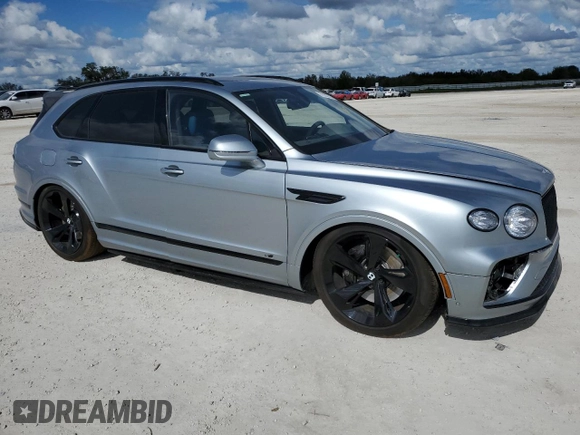2022 Bentley Bentayga V8 z VIN SJAAM2ZV9NC011752, wystawiony jako Copart lot #79142714 z przebiegiem Nie podano mil oraz Nie do naprawy. Historia ofert i sprzedaży dostępna na DreamBid. Obrazek 4.