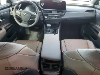 2024 Lexus ES 350 Luxury z VIN 58AEZ1B13RU180415, wystawiony jako Copart lot #76048684 z przebiegiem Nie podano mil oraz Nie do naprawy • Non repairable. Historia ofert i sprzedaży dostępna na DreamBid. Obrazek 8.