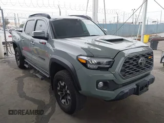 2023 Toyota Tacoma SR z VIN 3TMCZ5AN1PM602567, wystawiony jako IAAI lot #42355648 z przebiegiem 32 472 mil mil oraz . Historia ofert i sprzedaży dostępna na DreamBid. Obrazek 1.