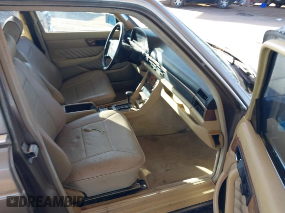 1990 Mercedes-Benz 560 with VIN WDBCA39E7LA505668, listed as a IAAI auction lot 41473380 with 159,716 mi miles and . Bid and sale history available at DreamBid. Image 5.