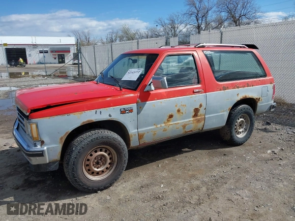 1984 Chevrolet Blazer z VIN 1G8CT18B1E8203630, wystawiony jako IAAI lot #42143372 z przebiegiem 15 mil mil oraz . Historia ofert i sprzedaży dostępna na DreamBid. Obrazek 2.