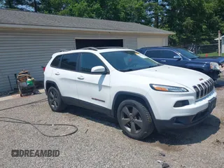 2017 Jeep Cherokee Latitude z VIN 1C4PJMCS3HW552116, wystawiony jako IAAI lot #42469006 z przebiegiem 77 586 mil mil oraz . Historia ofert i sprzedaży dostępna na DreamBid. Obrazek 1.