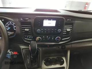 2023 Ford Transit Cargo z VIN 1FTBR1X85PKC00581, wystawiony jako IAAI lot #42900680 z przebiegiem 8 386 mil mil oraz . Historia ofert i sprzedaży dostępna na DreamBid. Obrazek 3.