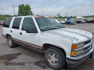 1997 GMC Yukon with VIN 1GKEC13R8VJ761054, listed as a IAAI auction lot 40070531 with 237,043 mi miles. Bid and sale history available at carsss.com. Image 1.