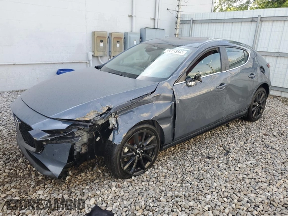 2024 Mazda 3 S Carbon Edition z VIN JM1BPBLM5R1709674, wystawiony jako Copart lot #62645125 z przebiegiem Nie podano mil oraz Nie do naprawy • Non repairable. Historia ofert i sprzedaży dostępna na DreamBid. Obrazek 1.