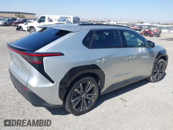 2023 Toyota bZ4X XLE z VIN JTMAAAAA6PA015170, wystawiony jako IAAI lot #42119233 z przebiegiem 64 284 mil mil oraz . Historia ofert i sprzedaży dostępna na DreamBid. Obrazek 4.