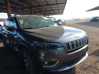 2019 Jeep Cherokee Limited z VIN 1C4PJMDX3KD132966, wystawiony jako IAAI lot #41501653 z przebiegiem 81 450 mil mil oraz . Historia ofert i sprzedaży dostępna na DreamBid. Obrazek 1.