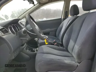 2007 Nissan Versa S z VIN 3N1BC13E57L454791, wystawiony jako Copart lot #46850235 z przebiegiem 181 327 mil mil oraz Szkoda całkowita • Salvage title. Historia ofert i sprzedaży dostępna na DreamBid. Obrazek 7.