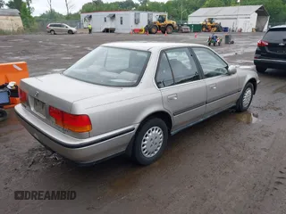 1993 Honda Accord LX z VIN JHMCB7650PC050732, wystawiony jako IAAI lot #42269319 z przebiegiem 77 651 mil mil oraz . Historia ofert i sprzedaży dostępna na DreamBid. Obrazek 4.