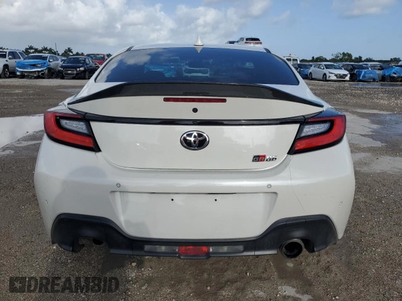 2023 Toyota 86 Premium z VIN JF1ZNBF13P8764107, wystawiony jako Copart lot #60854725 z przebiegiem 4 990 mil mil oraz Czysty tytuł • Clean title. Historia ofert i sprzedaży dostępna na DreamBid. Obrazek 6.
