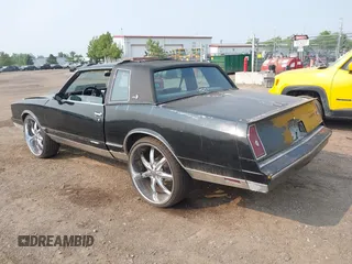1984 Chevrolet Monte Carlo z VIN 1G1AZ37H9ER201513, wystawiony jako IAAI lot #42416804 z przebiegiem 80 467 mil mil oraz . Historia ofert i sprzedaży dostępna na DreamBid. Obrazek 3.