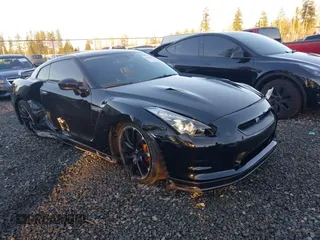 2009 Nissan GT-R Premium z VIN JN1AR54F59M250607, wystawiony jako IAAI lot #41392977 z przebiegiem 39 409 mil mil oraz . Historia ofert i sprzedaży dostępna na DreamBid. Obrazek 1.