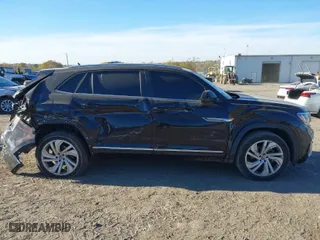 2020 Volkswagen Atlas Cross Sport 3.6L V6 SE w/Technology with VIN 1V26E2CA5LC229061, listed as a IAAI auction lot 40694949 with 70,757 mi miles. Bid and sale history available at carsss.com. Image 6.