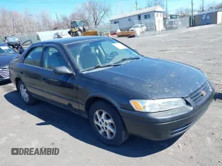 1999 Toyota Camry LE z VIN 4T1BF22K7XU075438, wystawiony jako IAAI lot #41903995 z przebiegiem 217 722 mil mil oraz . Historia ofert i sprzedaży dostępna na DreamBid. Obrazek 1.