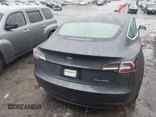 2020 Tesla Model 3 Long Range z VIN 5YJ3E1EBXLF770064, wystawiony jako IAAI lot #41424909 z przebiegiem 96 972 mil mil oraz . Historia ofert i sprzedaży dostępna na DreamBid. Obrazek 17.