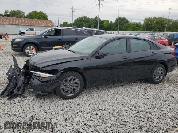 2024 Hyundai Elantra SEL z VIN KMHLM4DG0RU817597, wystawiony jako Copart lot #55959615 z przebiegiem 6 012 mil mil oraz Szkoda całkowita • Salvage title. Historia ofert i sprzedaży dostępna na DreamBid. Obrazek 1.