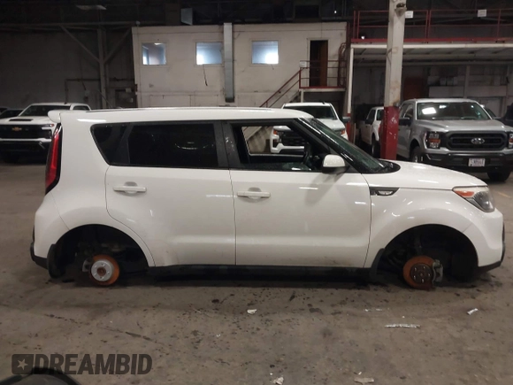 2014 Kia Soul with VIN KNDJN2A24E7089670, listed as a IAAI auction lot 38680967 with 63,504 mi miles. Bid and sale history available at carsss.com. Image 12.