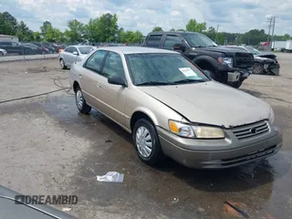 1998 Toyota Camry LE z VIN 4T1BG22K2WU185762, wystawiony jako IAAI lot #42220217 z przebiegiem 249 071 mil mil oraz . Historia ofert i sprzedaży dostępna na DreamBid. Obrazek 1.