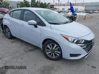 2024 Nissan Versa SV z VIN 3N1CN8EV8RL883656, wystawiony jako IAAI lot #42189707 z przebiegiem 18 509 mil mil oraz . Historia ofert i sprzedaży dostępna na DreamBid. Obrazek 1.