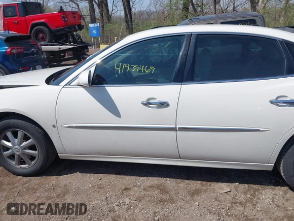 2007 Buick LaCrosse CXL with VIN 2G4WD582171243893, listed as a IAAI auction lot 41939469 with 82,218 mi miles. Bid and sale history available at carsss.com. Image 15.