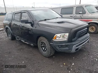 2016 Ram 1500 Rebel z VIN 1C6RR7YT0GS100285, wystawiony jako IAAI lot #42346719 z przebiegiem 103 309 mil mil oraz . Historia ofert i sprzedaży dostępna na DreamBid. Obrazek 1.