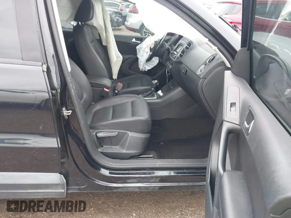 2016 Volkswagen Tiguan S z VIN WVGAV7AX5GW577538, wystawiony jako IAAI lot #41554415 z przebiegiem 94 233 mil mil oraz . Historia ofert i sprzedaży dostępna na DreamBid. Obrazek 5.
