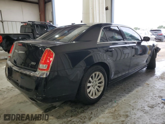 2013 Chrysler 300 z VIN 2C3CCAAG8DH727074, wystawiony jako Copart lot #55718345 z przebiegiem 92 228 mil mil oraz Szkoda całkowita • Salvage title. Historia ofert i sprzedaży dostępna na DreamBid. Obrazek 3.