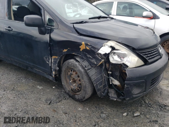 2009 Nissan Versa 1.6 z VIN 3N1CC11E09L468737, wystawiony jako Copart lot #51859825 z przebiegiem Nie podano mil oraz Nie do naprawy. Historia ofert i sprzedaży dostępna na DreamBid. Obrazek 12.