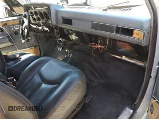 1990 GMC Jimmy z VIN 1GKEV18K4LF509467, wystawiony jako Copart lot #52405495 z przebiegiem 409 007 mil mil oraz Nie do naprawy • Non repairable. Historia ofert i sprzedaży dostępna na DreamBid. Obrazek 8.