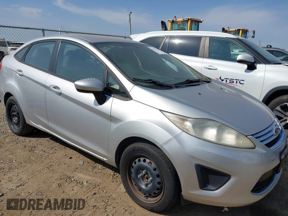 2011 Ford Fiesta SE z VIN 3FADP4BJXBM198683, wystawiony jako IAAI lot #42321736 z przebiegiem 138 674 mil mil oraz . Historia ofert i sprzedaży dostępna na DreamBid. Obrazek 1.