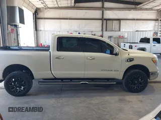 2016 Nissan Titan SL z VIN 1N6BA1F45GN517262, wystawiony jako IAAI lot #42306252 z przebiegiem 141 080 mil mil oraz . Historia ofert i sprzedaży dostępna na DreamBid. Obrazek 14.