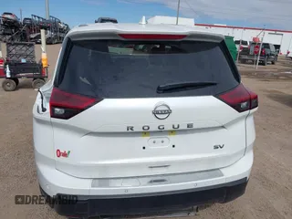 2024 Nissan Rogue SV z VIN JN8BT3BA3RW359753, wystawiony jako IAAI lot #41414024 z przebiegiem 5 038 mil mil oraz . Historia ofert i sprzedaży dostępna na DreamBid. Obrazek 17.
