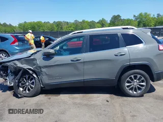 2020 Jeep Cherokee Latitude Plus z VIN 1C4PJLLB8LD648936, wystawiony jako IAAI lot #42026366 z przebiegiem 82 387 mil mil oraz . Historia ofert i sprzedaży dostępna na DreamBid. Obrazek 15.