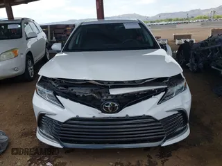2024 Toyota Camry LE z VIN 4T1C11AK4RU864390, wystawiony jako IAAI lot #42212311 z przebiegiem 17 107 mil mil oraz . Historia ofert i sprzedaży dostępna na DreamBid. Obrazek 6.