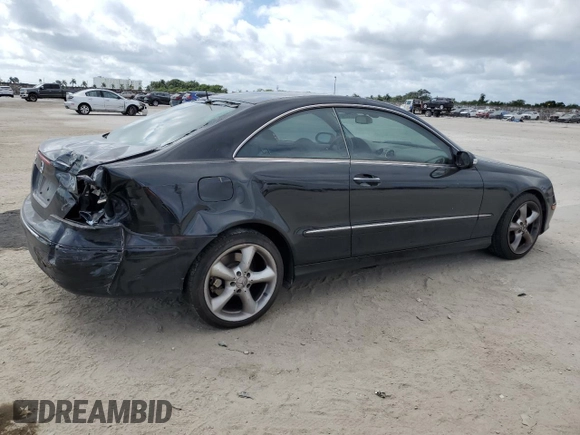 2005 Mercedes-Benz CLK 320 z VIN WDBTJ65J55F157718, wystawiony jako Copart lot #45033595 z przebiegiem 153 639 mil mil oraz Szkody całkowita. Historia ofert i sprzedaży dostępna na DreamBid. Obrazek 3.