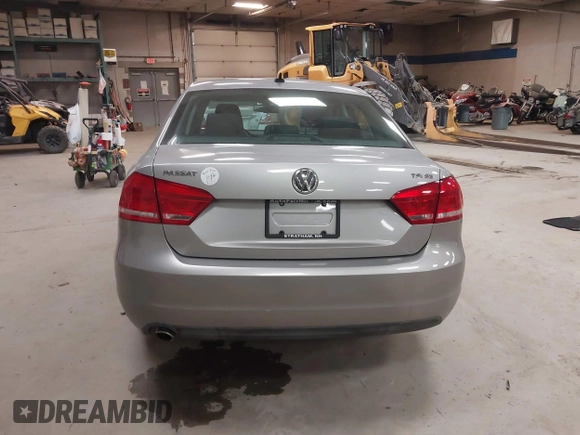 2014 Volkswagen Passat SE z VIN 1VWBT7A31EC102802, wystawiony jako IAAI lot #41344543 z przebiegiem 106 758 mil mil oraz . Historia ofert i sprzedaży dostępna na DreamBid. Obrazek 16.