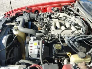 2002 Ford Mustang Deluxe z VIN 1FAFP44442F179840, wystawiony jako IAAI lot #42603841 z przebiegiem 132 149 mil mil oraz . Historia ofert i sprzedaży dostępna na DreamBid. Obrazek 20.